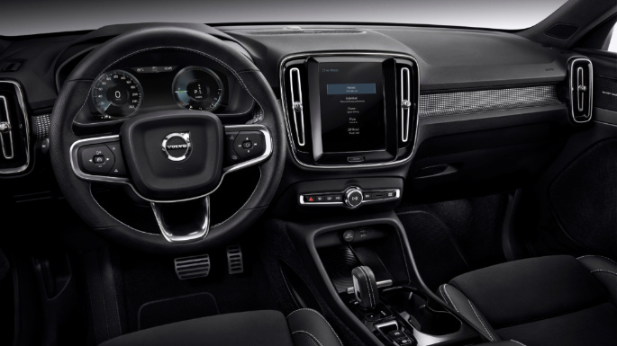 2021-volvo-xc40-int
