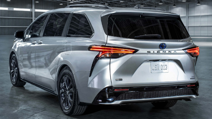 2023-toyota-sienna-overview-image
