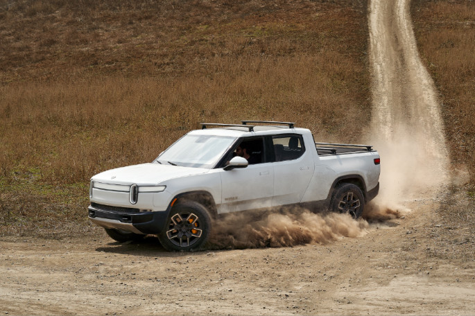 2019 11 R1TWhite SA DSTurn Action AEM05347 (1)