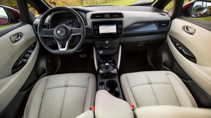 2018-nissan-leaf-int