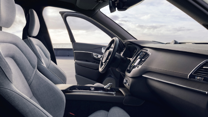 2021-volvo-xc90-int