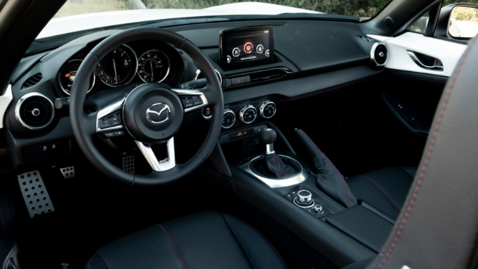 2023-mazda-mx5-miata-int