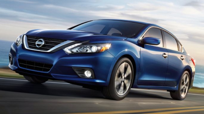 2017-nissan-altima-driving-image