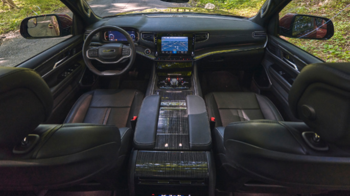 2023-jeep-wagoneer-int