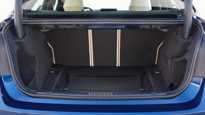 2017-bmw-3-series-practicality-image