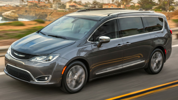2020-chrysler-pacifica-driving-image