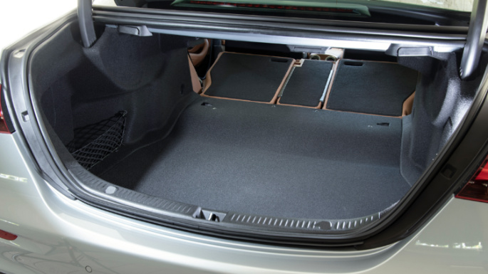 2021-mercedes-benz-e-class-practicality-image