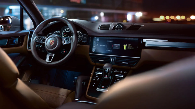 2021-porsche-cayenne-int