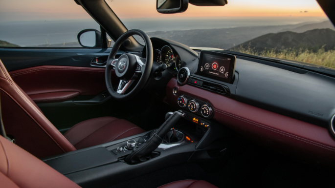 2021-mazda-mx5-miata-int