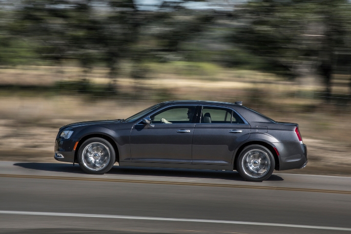 2019-chrysler-300-exterior-3