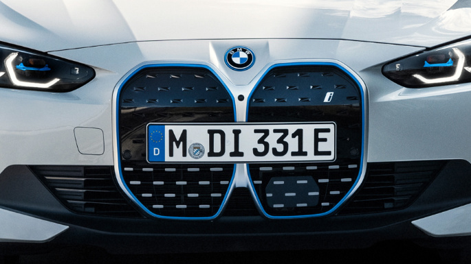 2022-bmw-i4-image-16