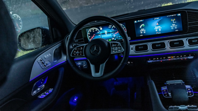 2023-mercedes-benz-gls-class-int