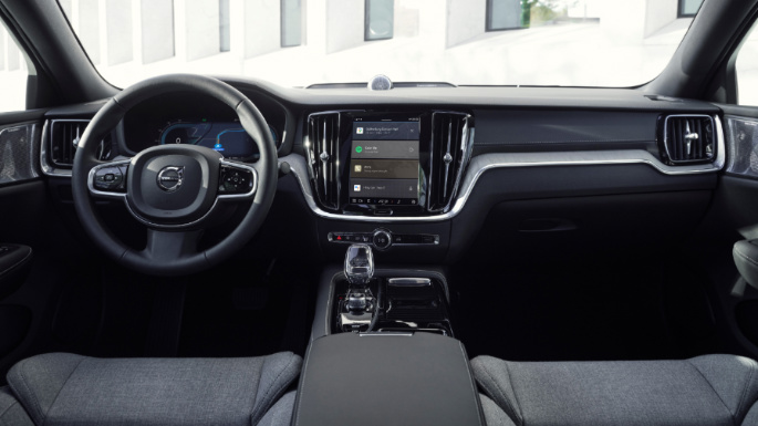 2023-volvo-s60-int