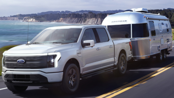 2023-ford-f150-lighnting-driving-image