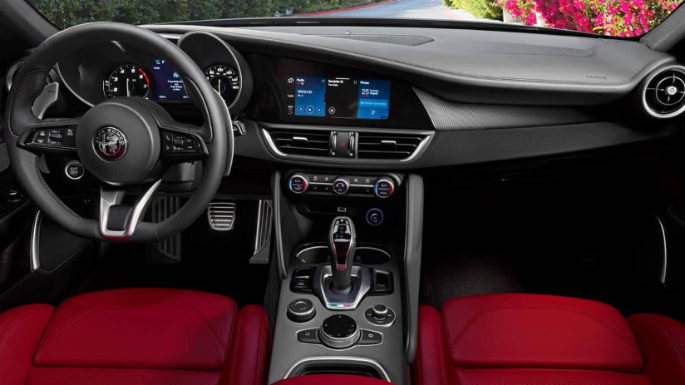2022-alfa-romeo-giulia-int