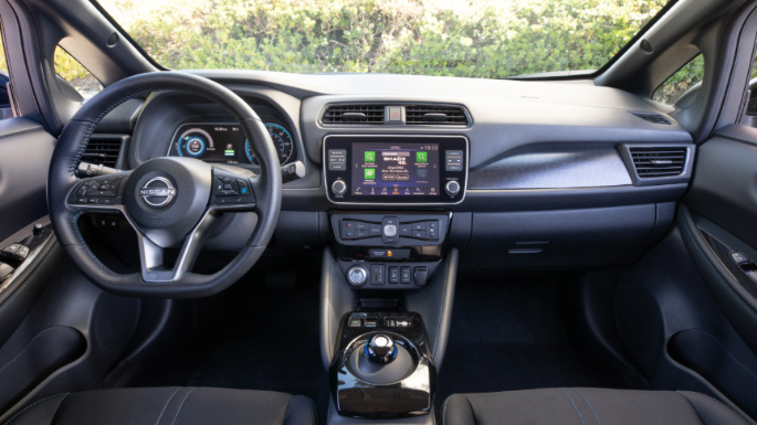 2023-nissan-leaf-int
