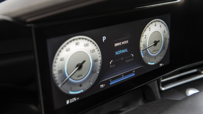 2023-hyundai-elantra-fuel-images
