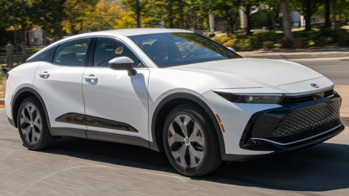 2023-toyota-crown-driving-image