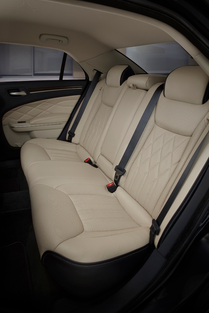 2019-chrysler-300-interior-3