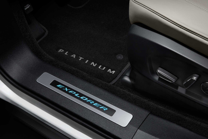 2019-ford-explorer-image-13